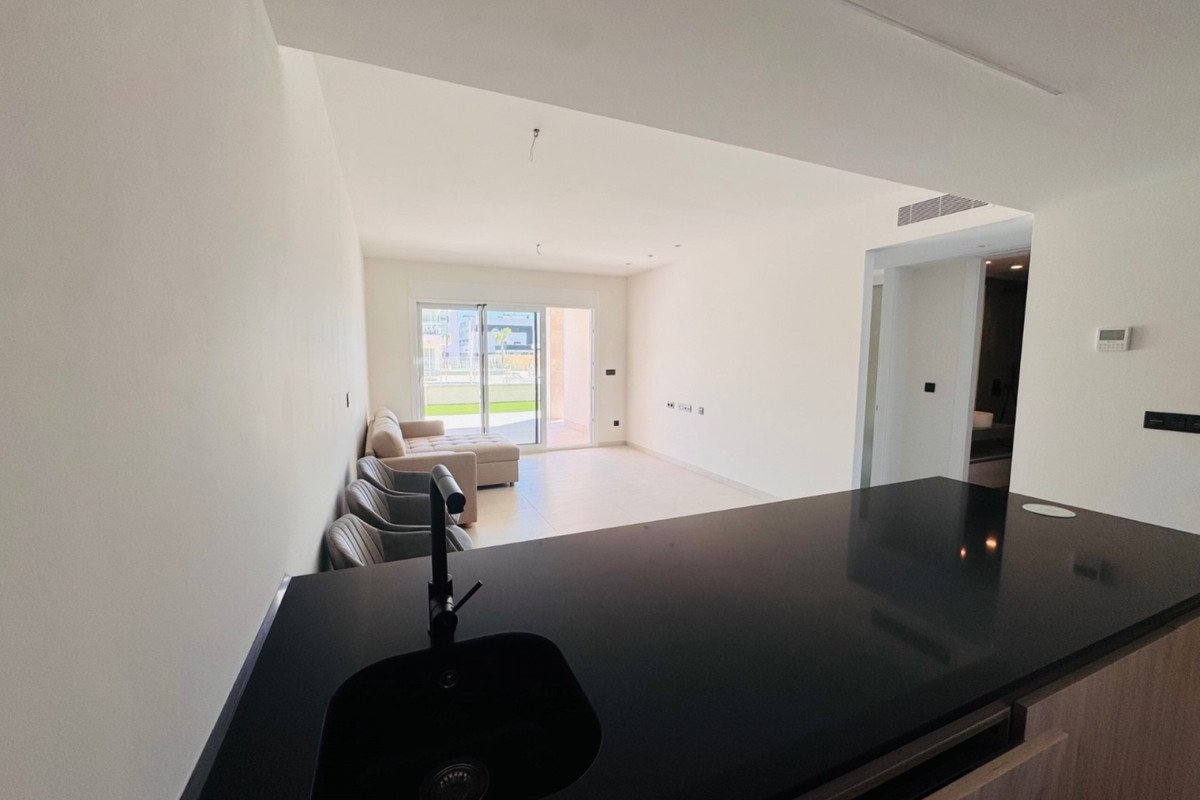2 Bed Ground Floor Apartment in Urbanización El Raso