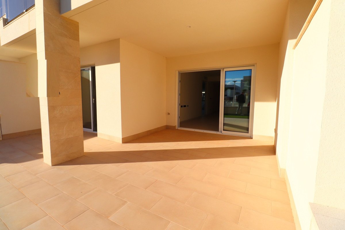 2 Bed Ground Floor Apartment in Urbanización El Raso