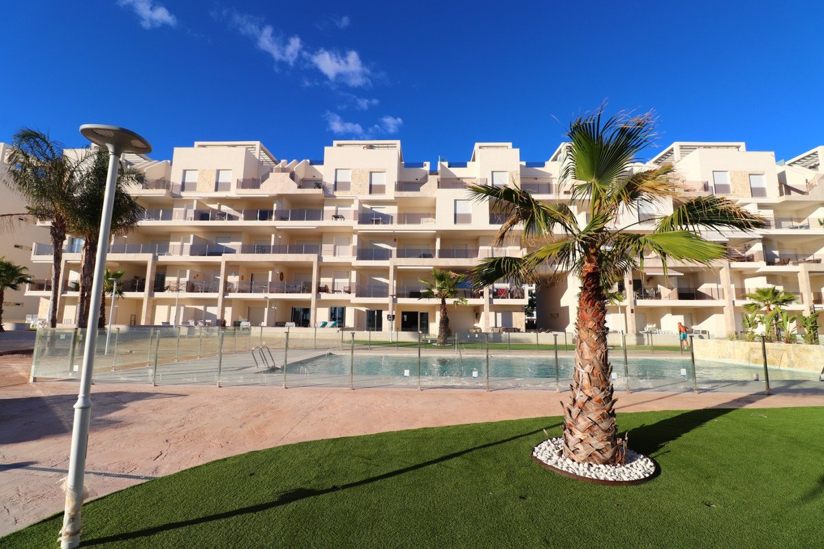2 Bed Ground Floor Apartment in Urbanización El Raso