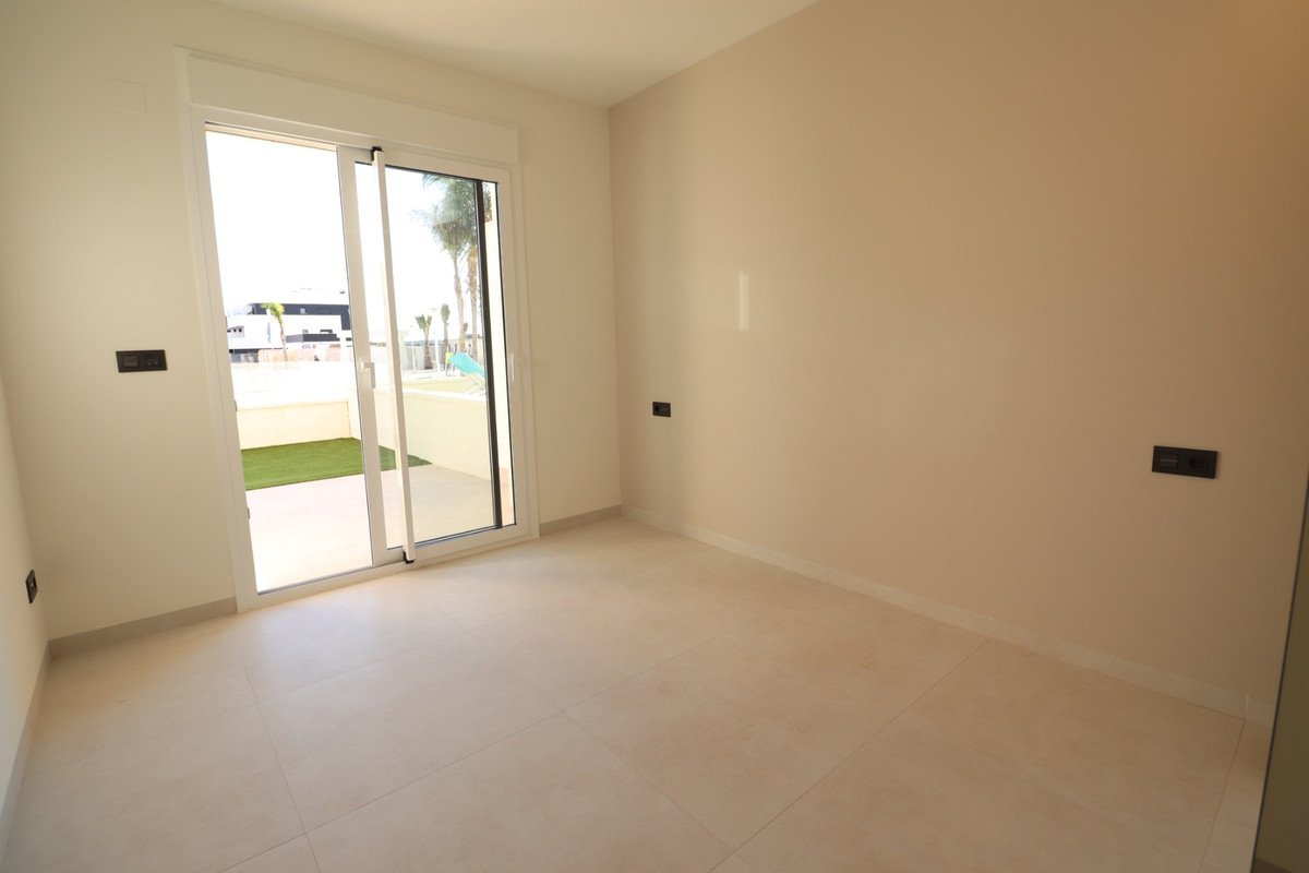 2 Bed Ground Floor Apartment in Urbanización El Raso