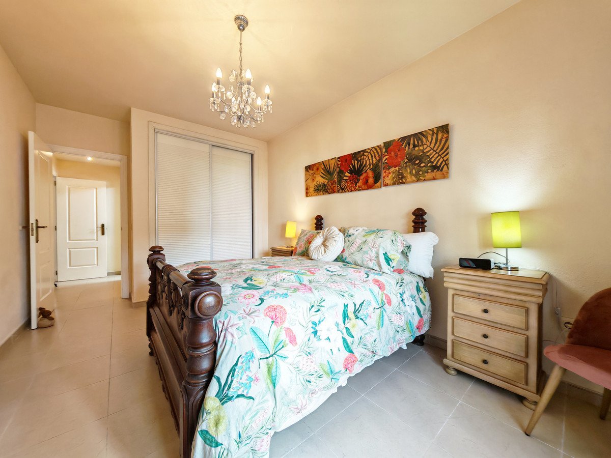 2 Bed Middle Floor Apartment in Nueva Andalucía
