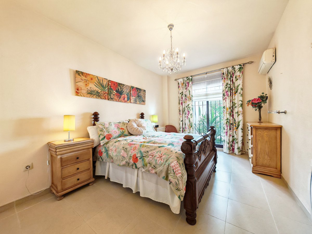 2 Bed Middle Floor Apartment in Nueva Andalucía