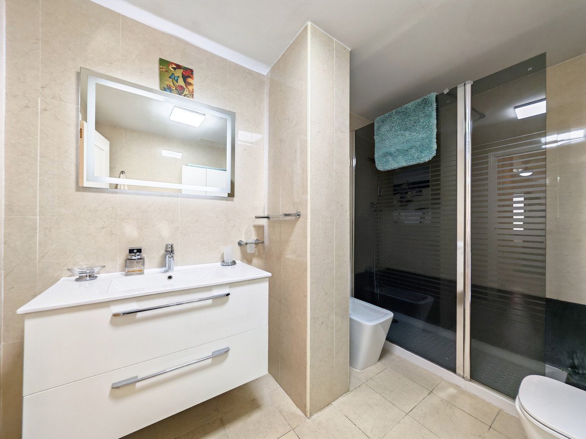 2 Bed Middle Floor Apartment in Nueva Andalucía