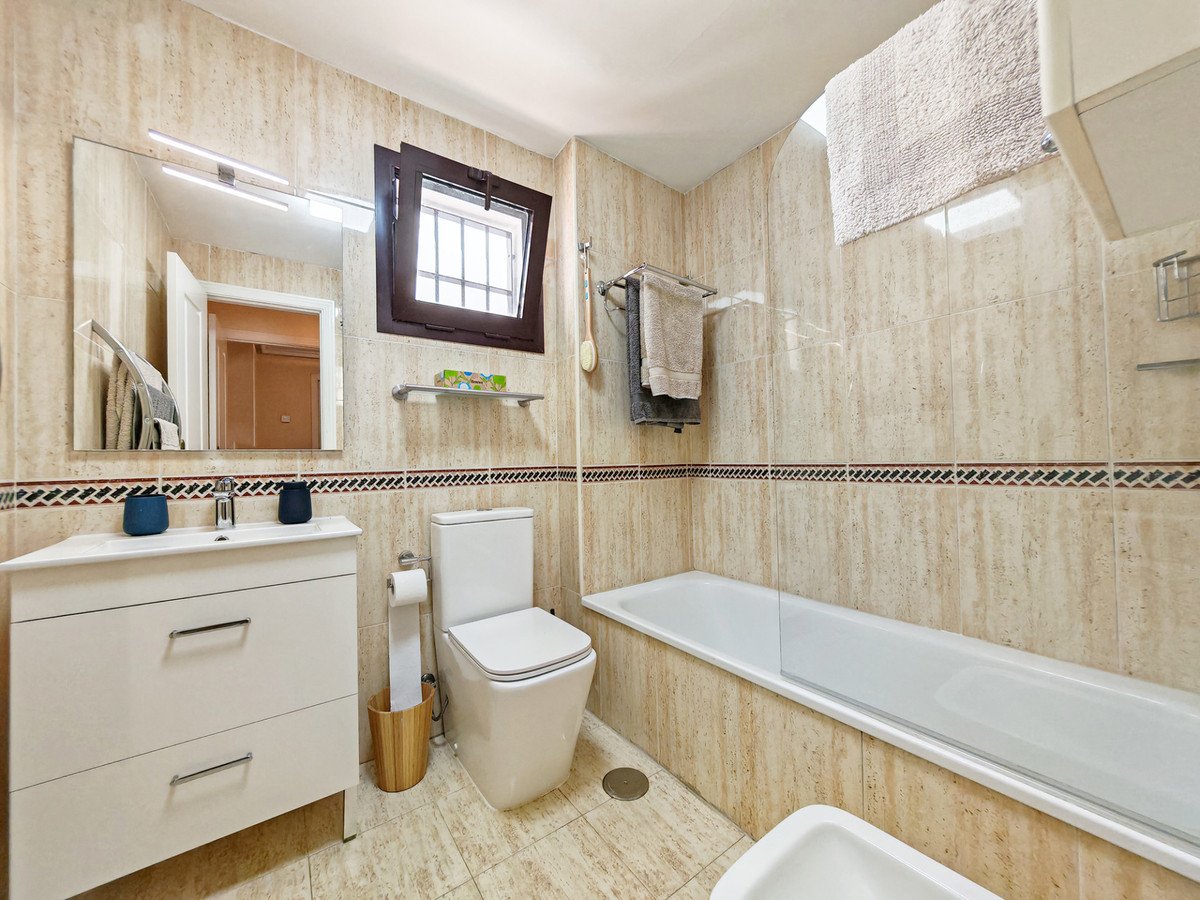2 Bed Middle Floor Apartment in Nueva Andalucía