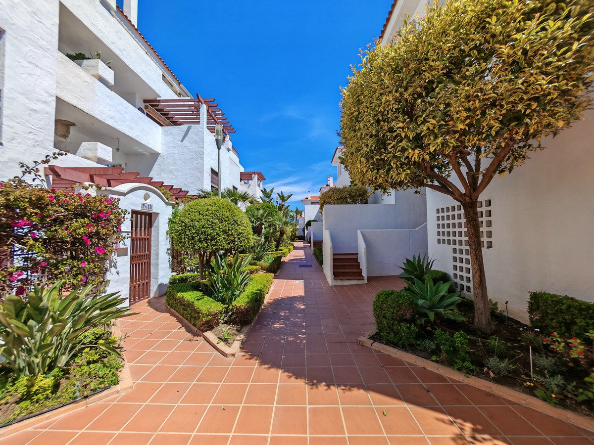 2 Bed Middle Floor Apartment in Nueva Andalucía