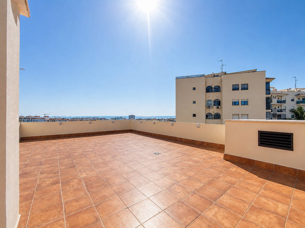 2 Bed Middle Floor Apartment in Estepona