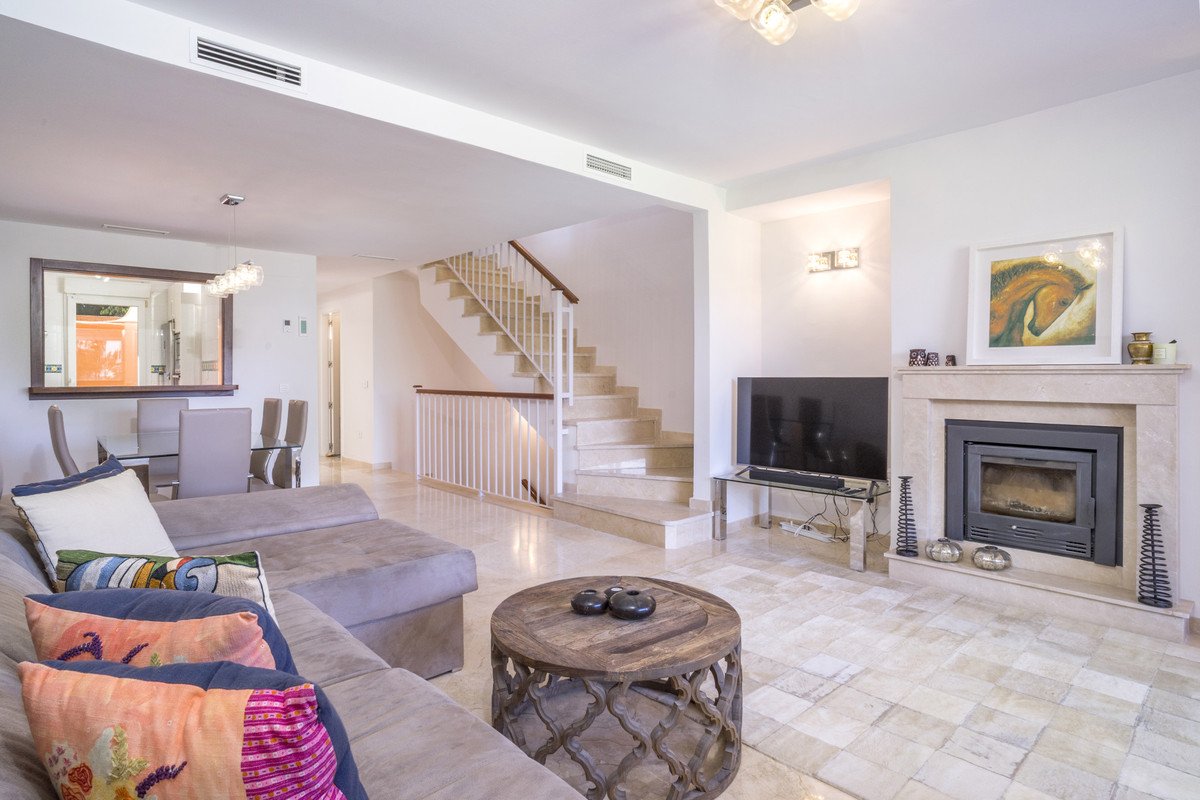5 Bed Townhouse in Artola