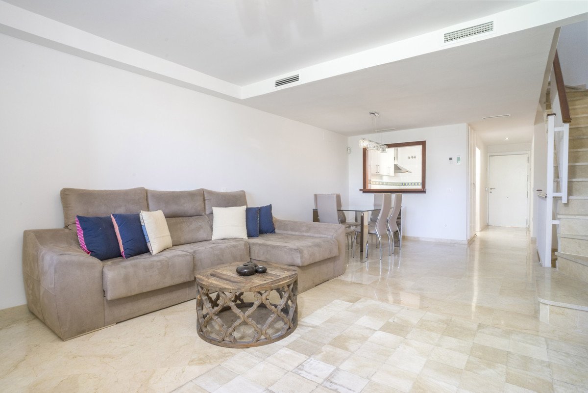 5 Bed Townhouse in Artola