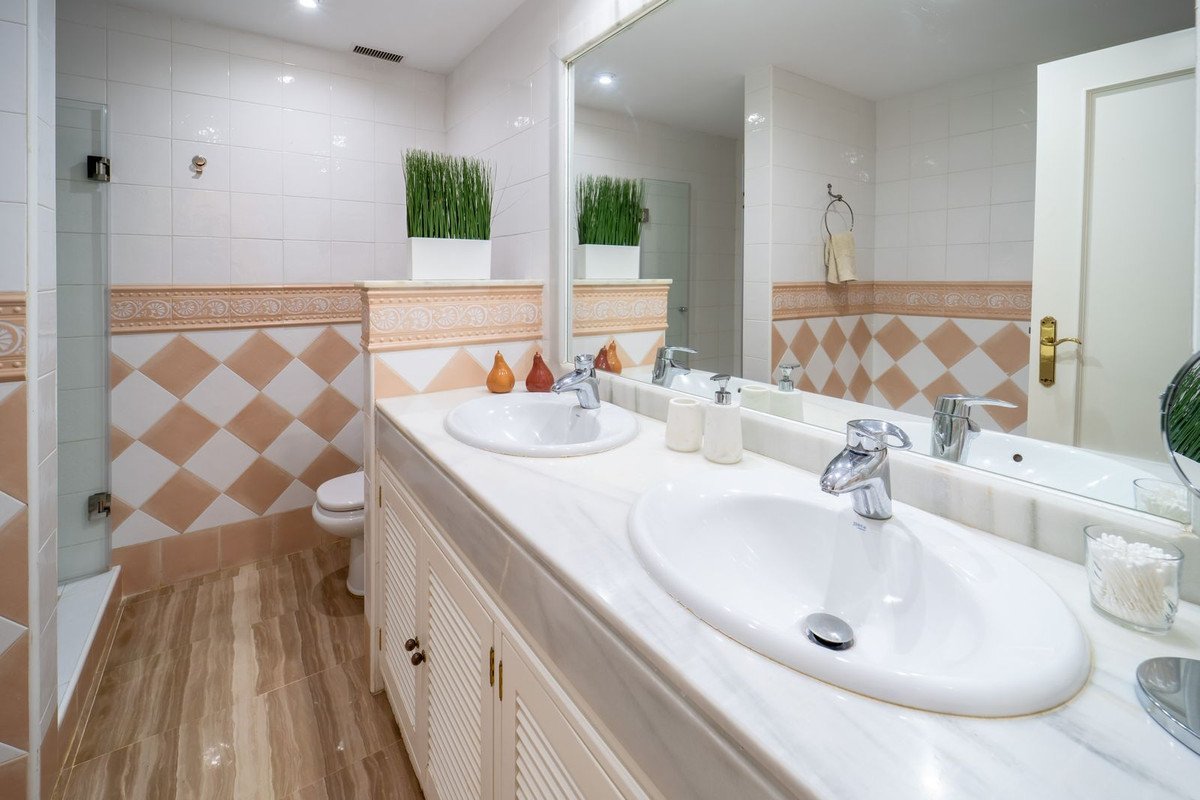 3 Bed Middle Floor Apartment in Elviria