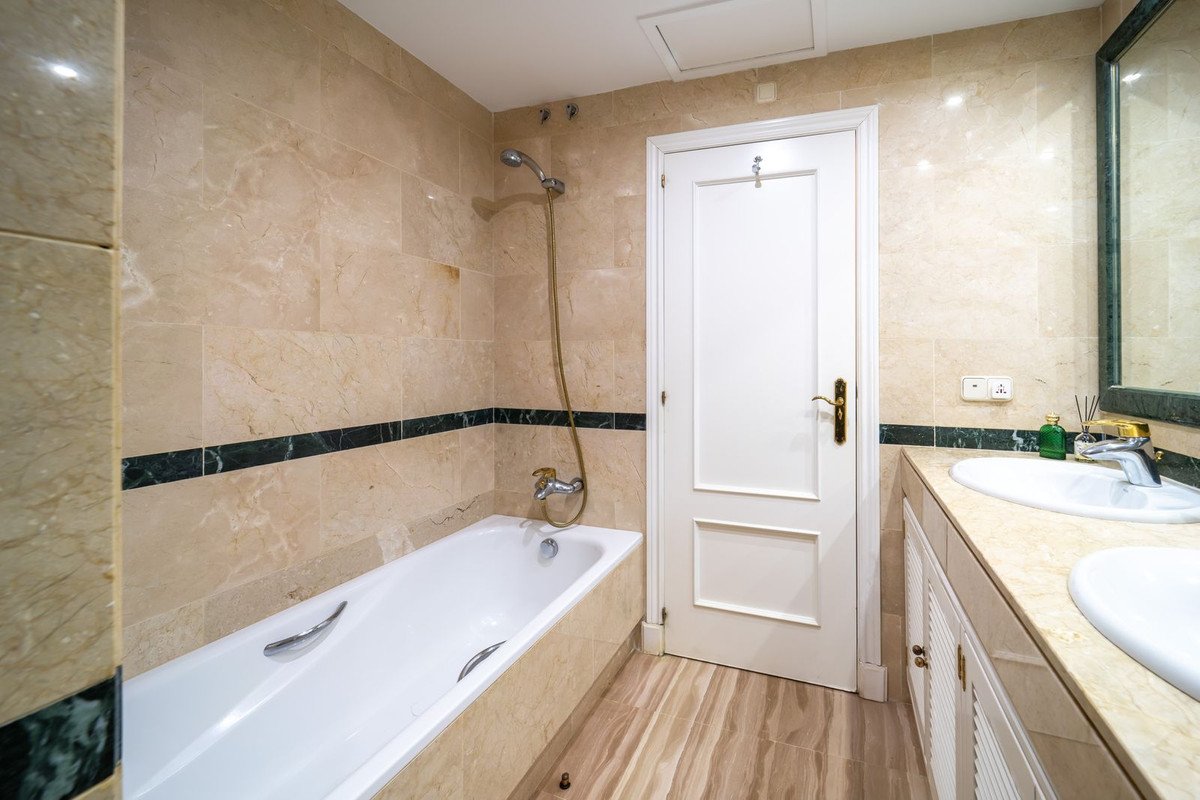 3 Bed Middle Floor Apartment in Elviria