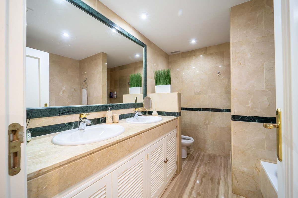 3 Bed Middle Floor Apartment in Elviria