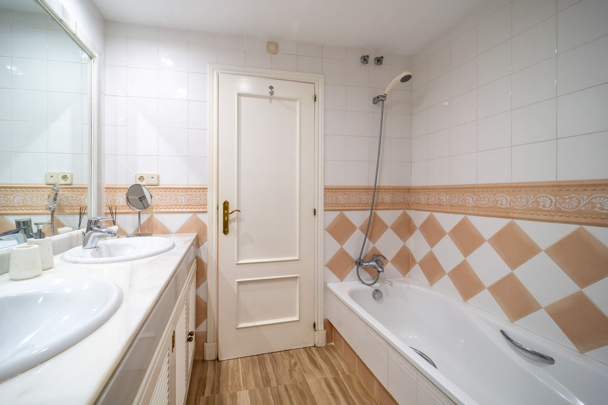 3 Bed Middle Floor Apartment in Elviria