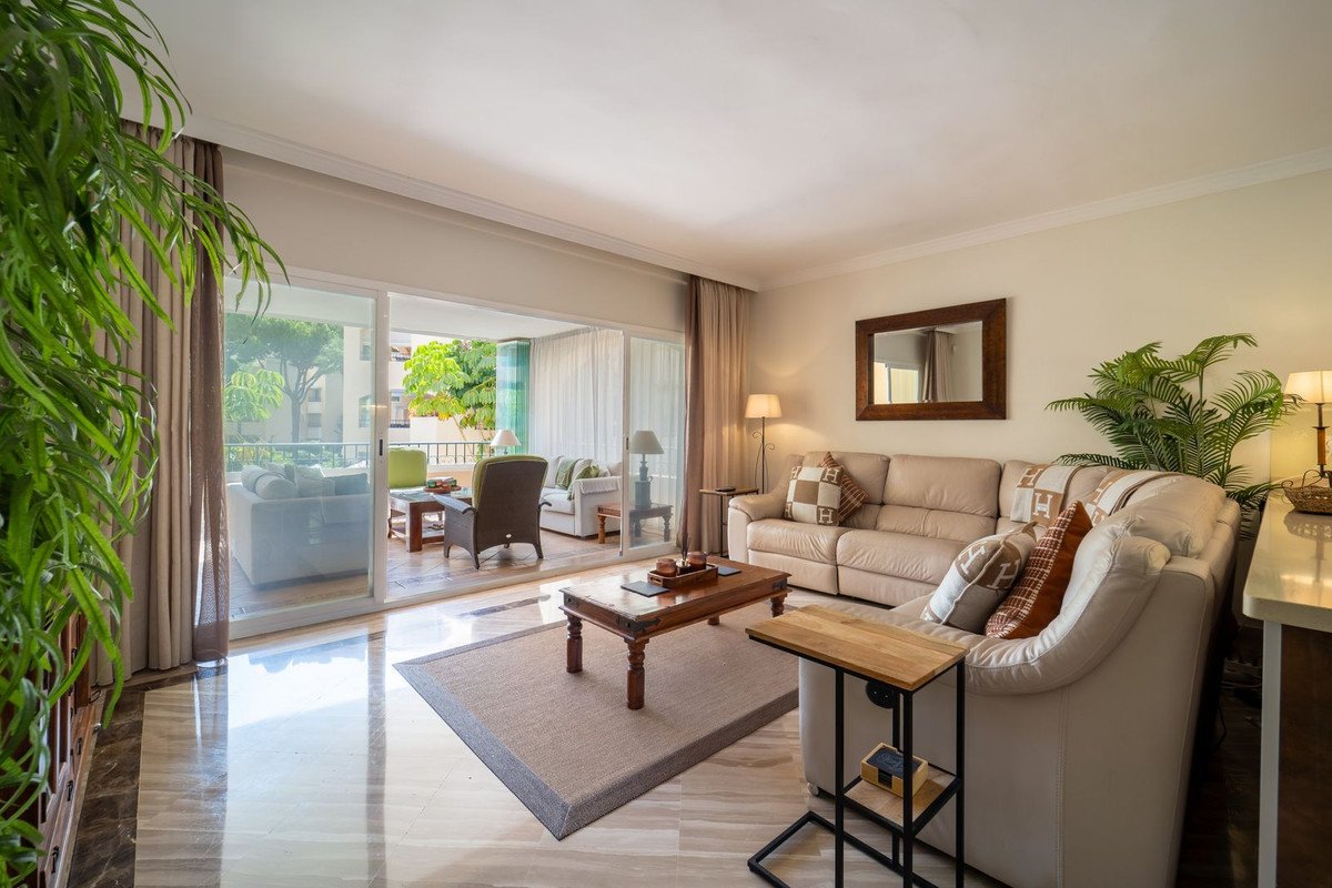3 Bed Middle Floor Apartment in Elviria