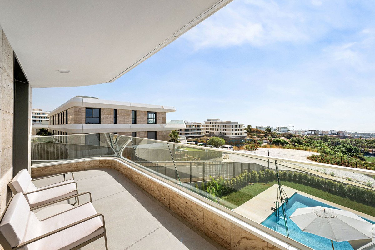 2 Bed Middle Floor Apartment in Estepona