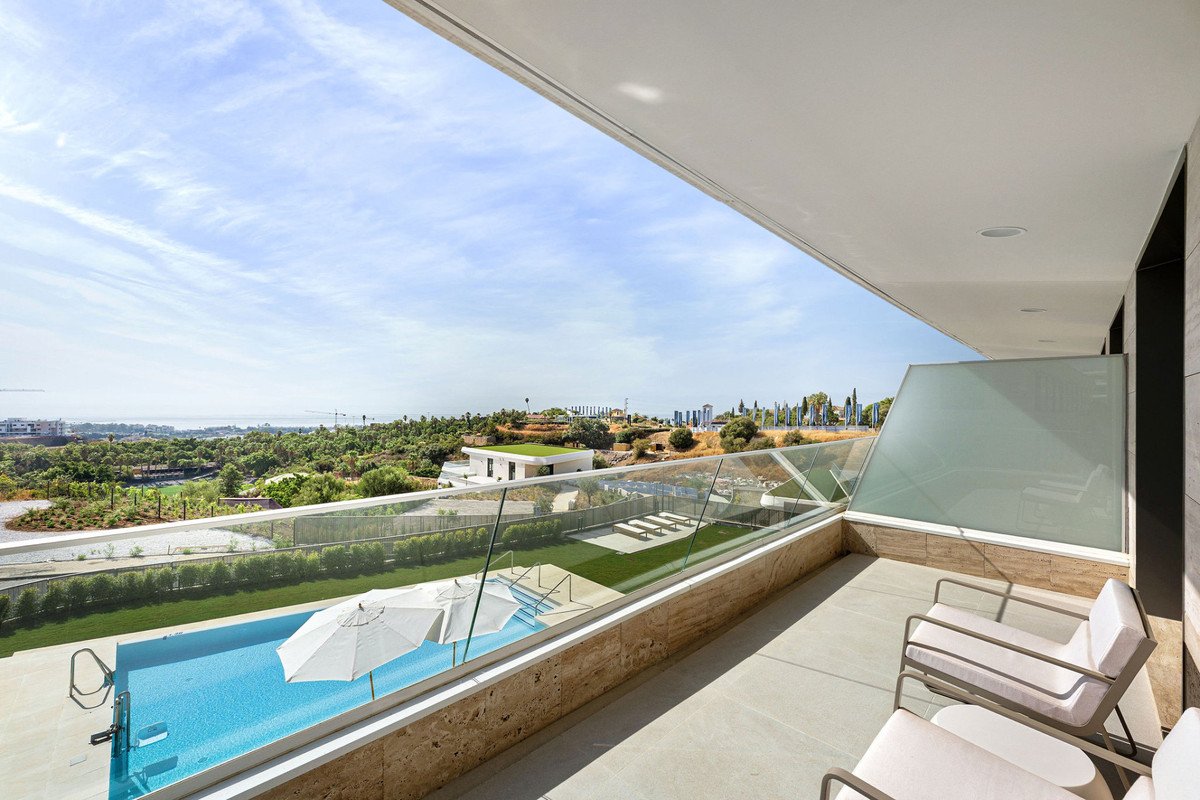 2 Bed Middle Floor Apartment in Estepona