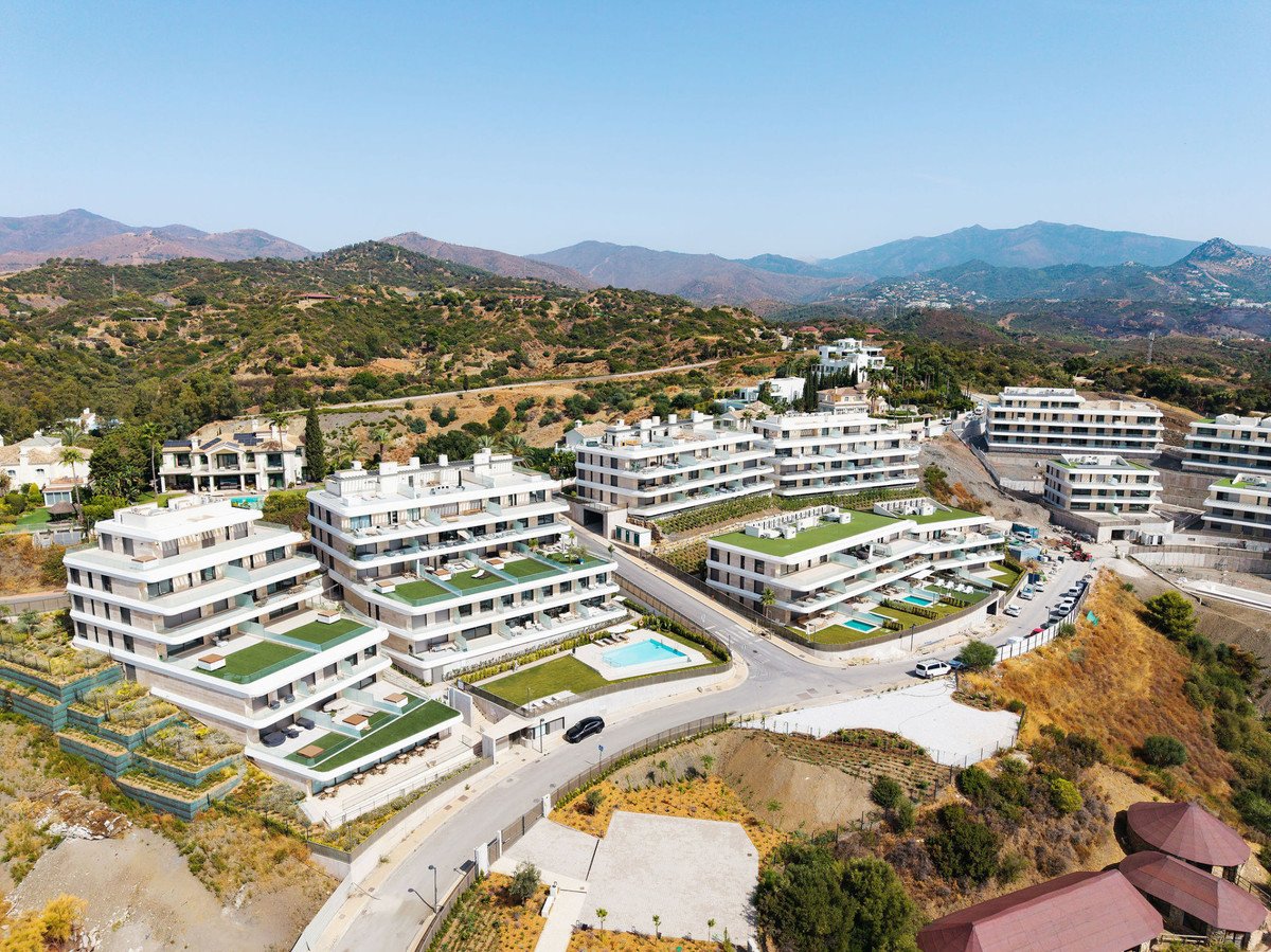 2 Bed Middle Floor Apartment in Estepona