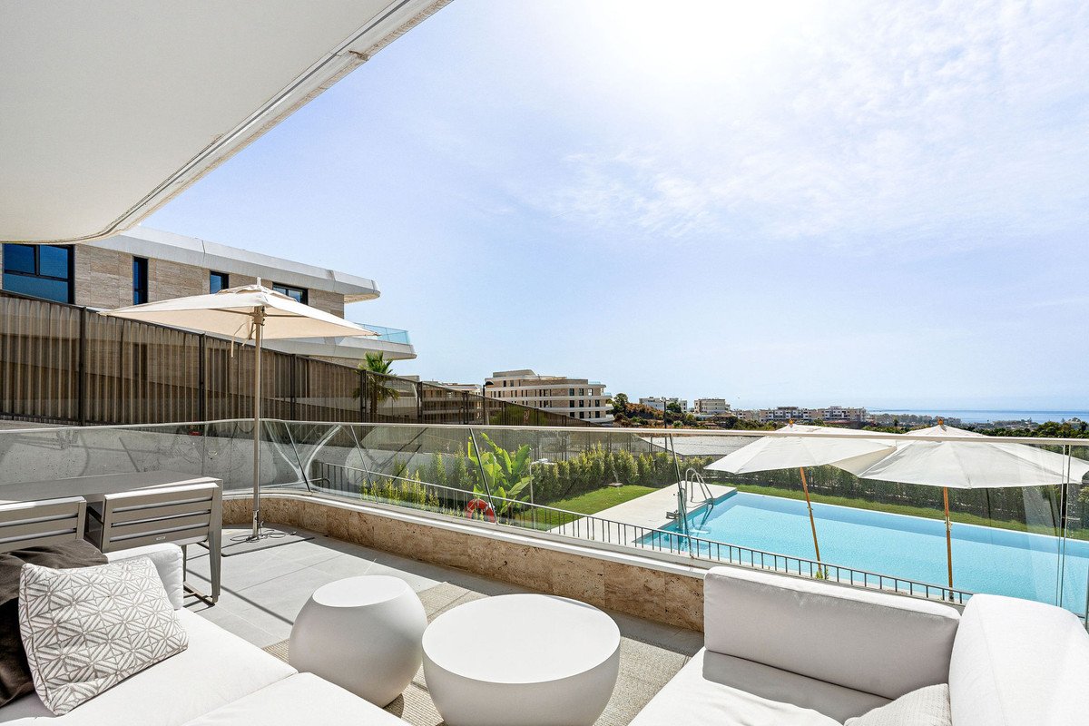 2 Bed Middle Floor Apartment in Estepona