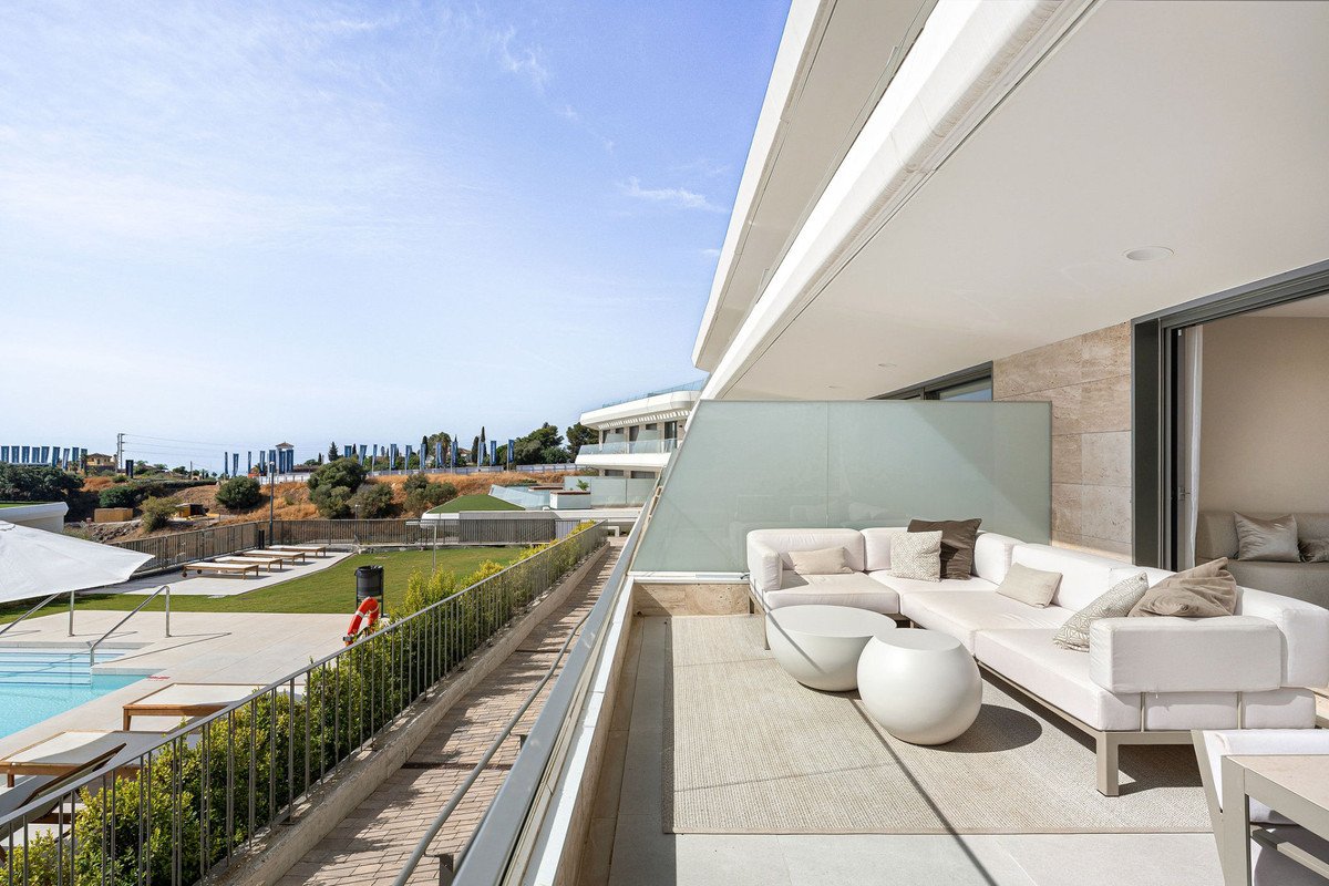 2 Bed Middle Floor Apartment in Estepona
