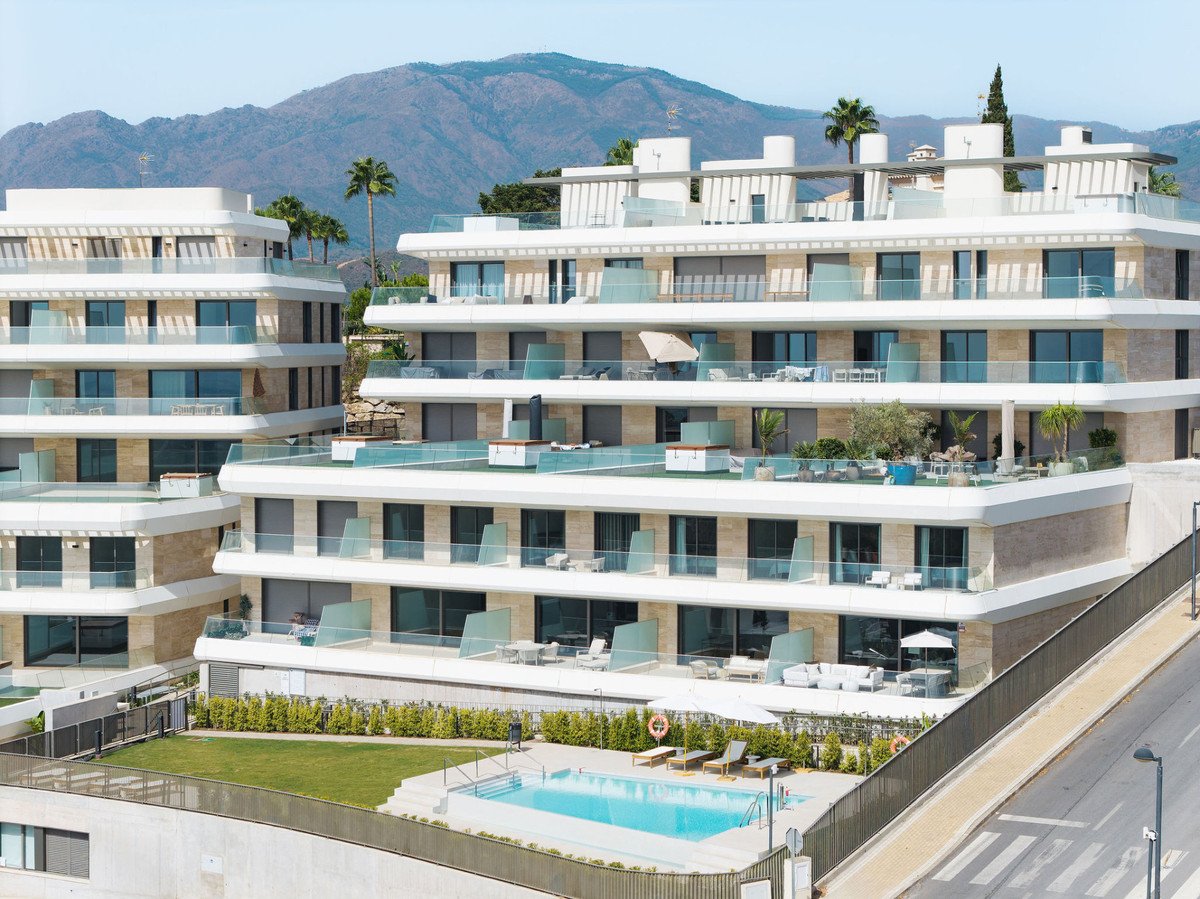 2 Bed Middle Floor Apartment in Estepona