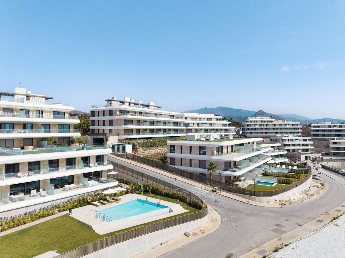 2 Bed Middle Floor Apartment in Estepona