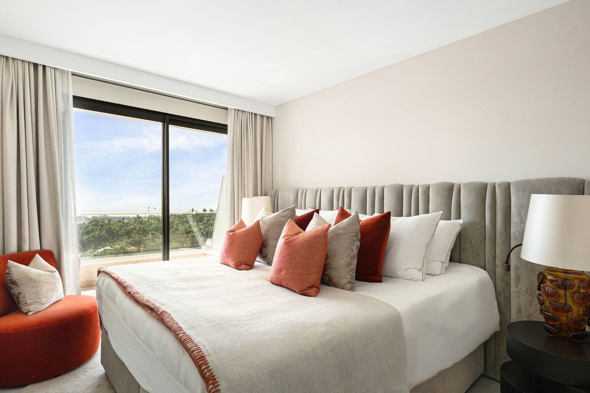 2 Bed Middle Floor Apartment in Estepona