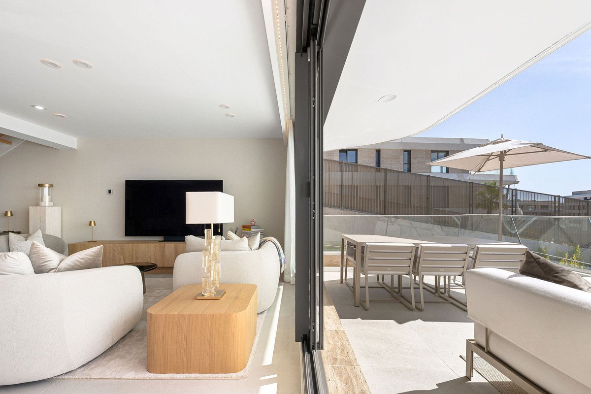 2 Bed Middle Floor Apartment in Estepona