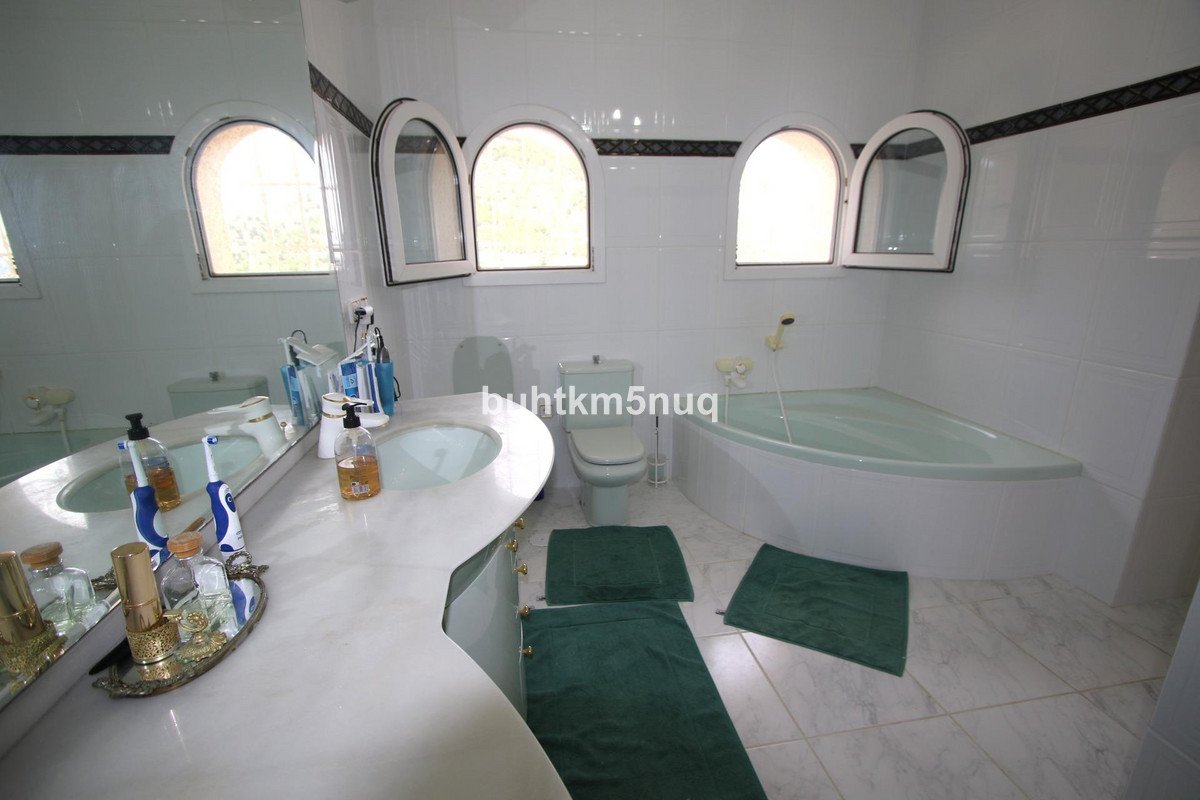 4 Bed Detached Villa in la Canuta