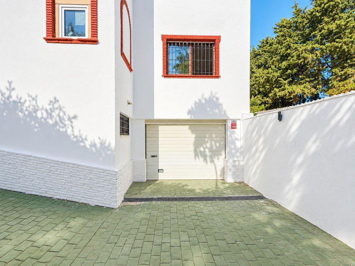 4 Bed Detached Villa in Guadalmina Baja