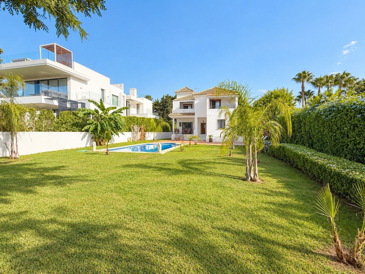 4 Bed Detached Villa in Guadalmina Baja