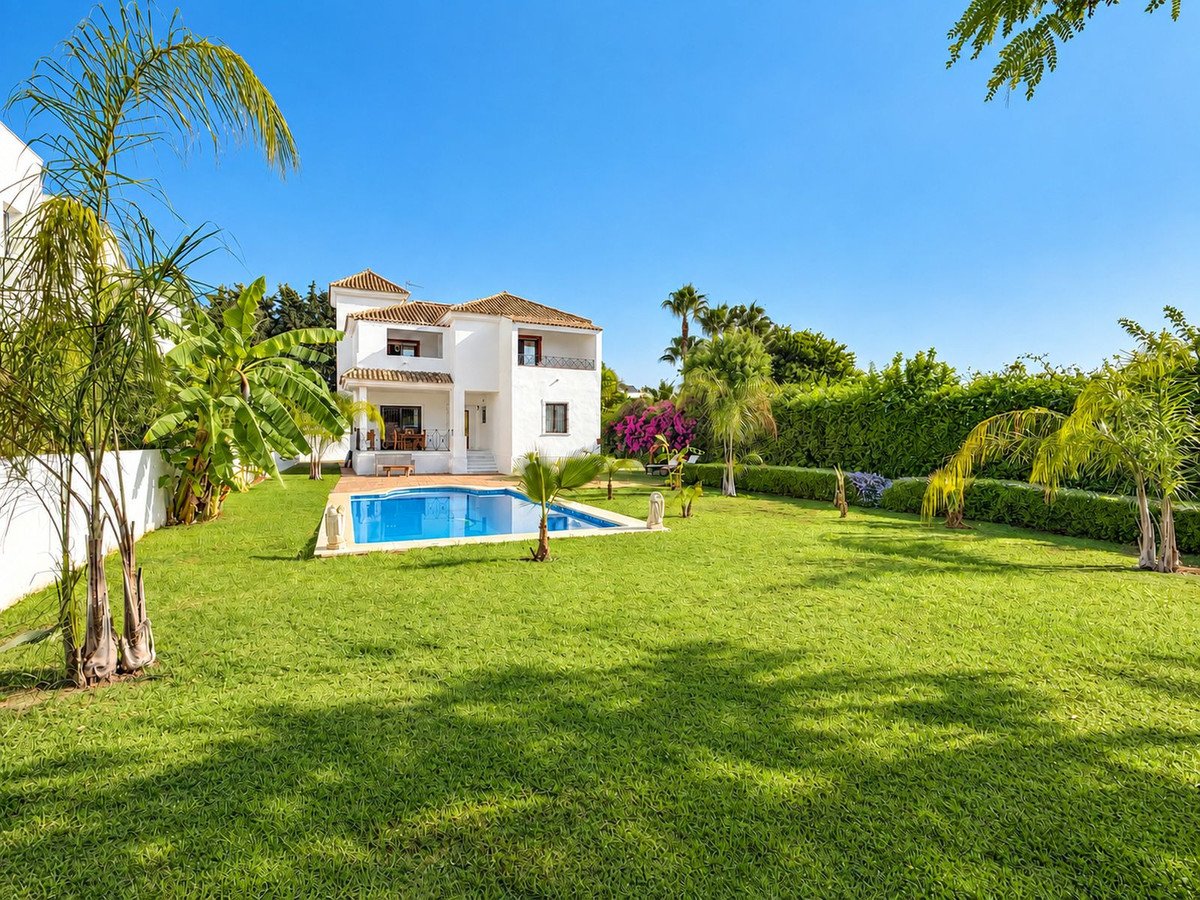 4 Bed Detached Villa in Guadalmina Baja