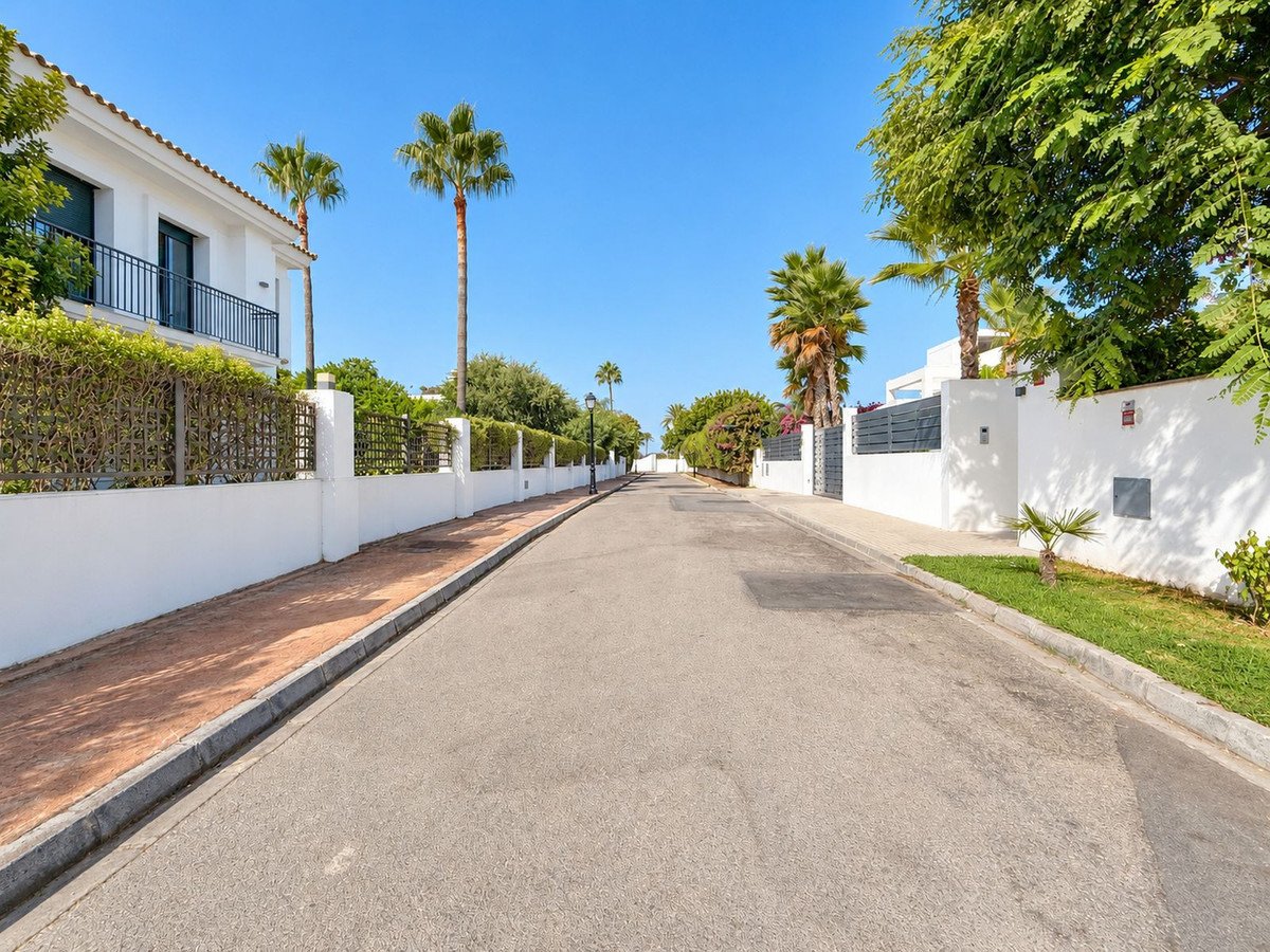 4 Bed Detached Villa in Guadalmina Baja