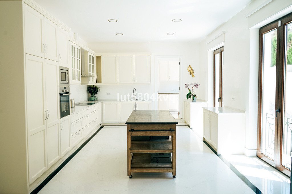 8 Bed Detached Villa in Sierra Blanca