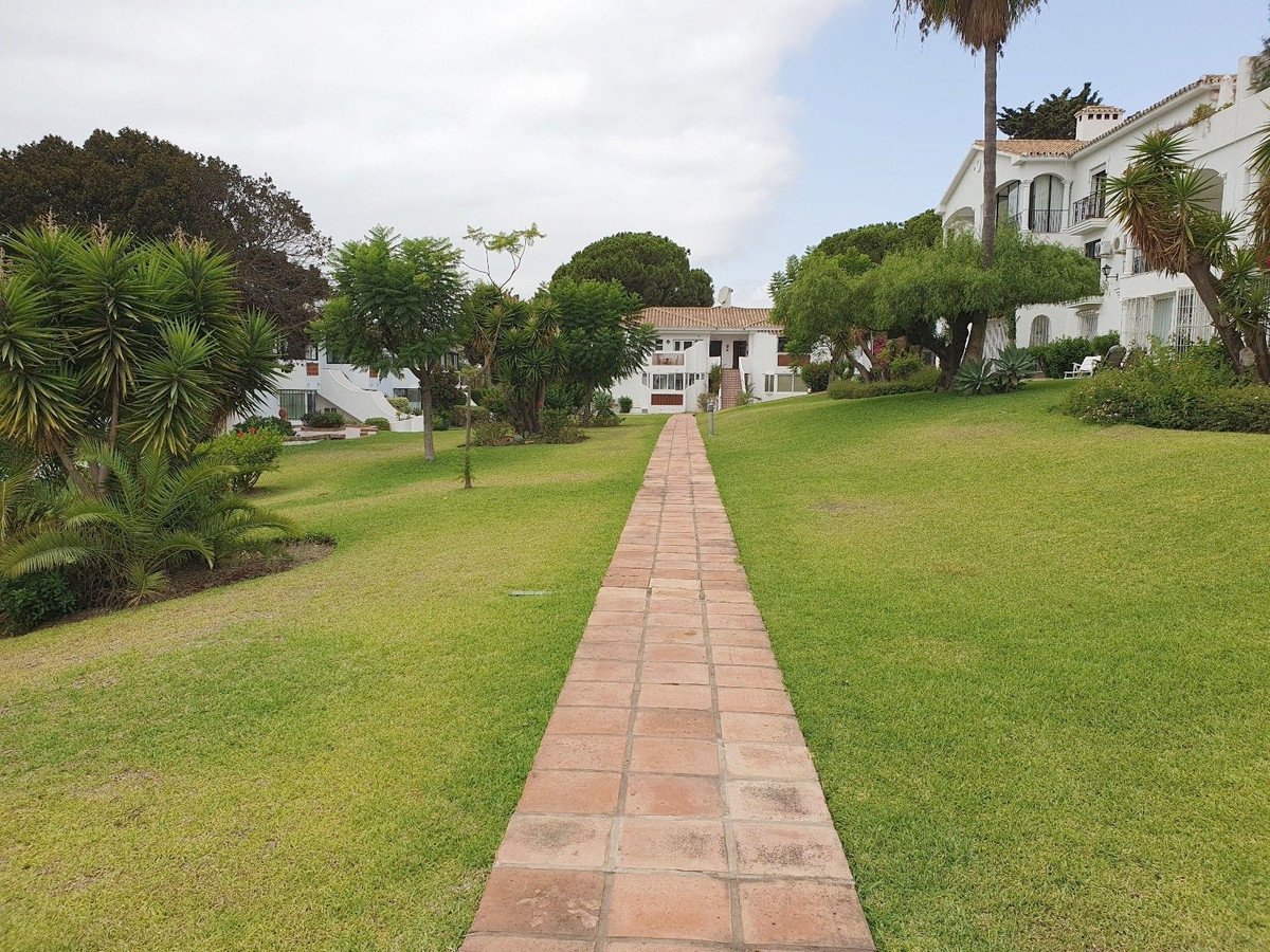 2 Bed Top Floor Apartment in El Paraiso
