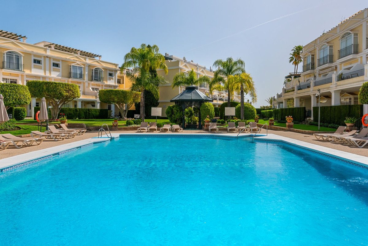2 Bed Ground Floor Apartment in Nueva Andalucía