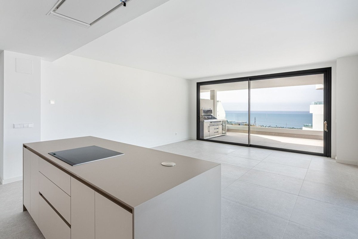 2 Bed Middle Floor Apartment in Benalmadena
