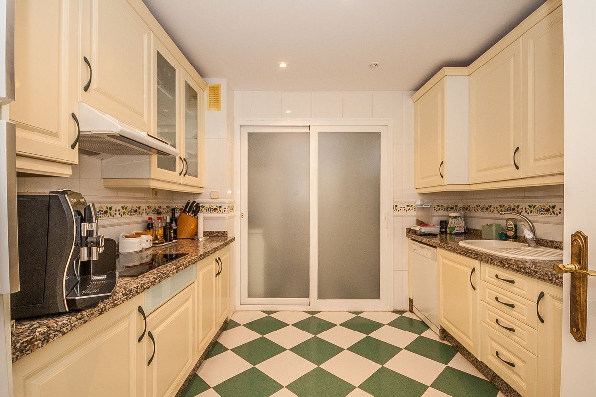 2 Bed Middle Floor Apartment in Elviria