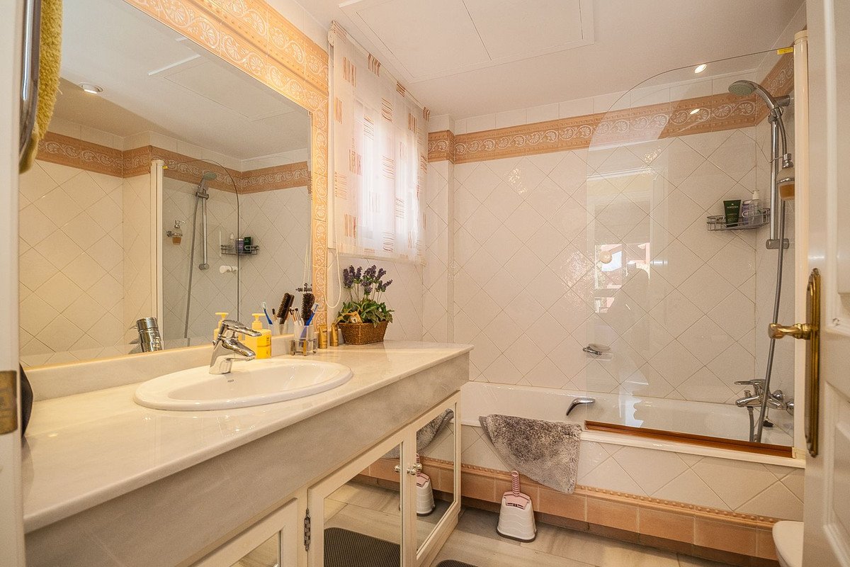 2 Bed Middle Floor Apartment in Elviria