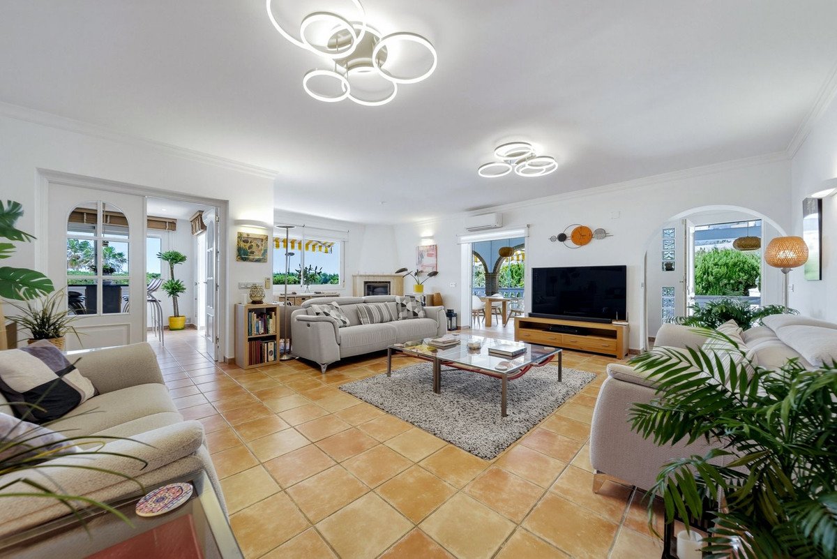 5 Bed Detached Villa in El Chaparral
