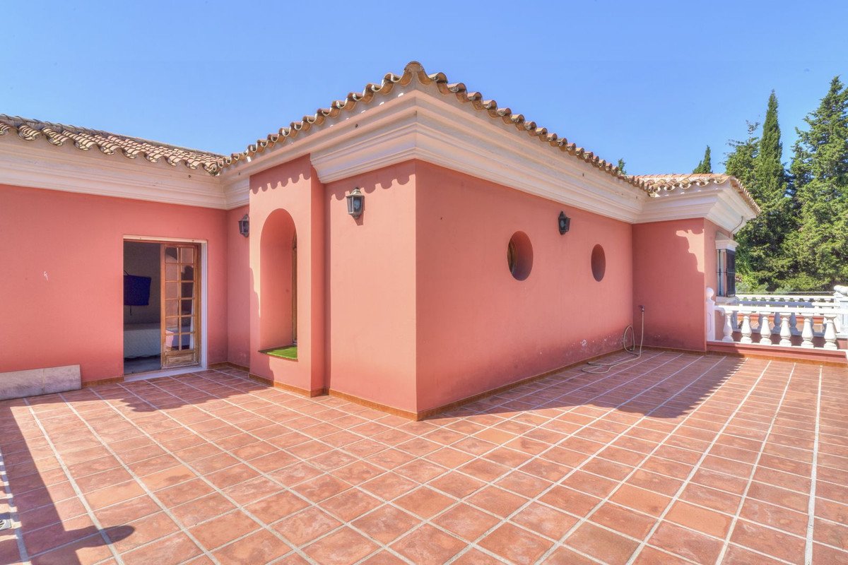 5 Bed Detached Villa in Marbella