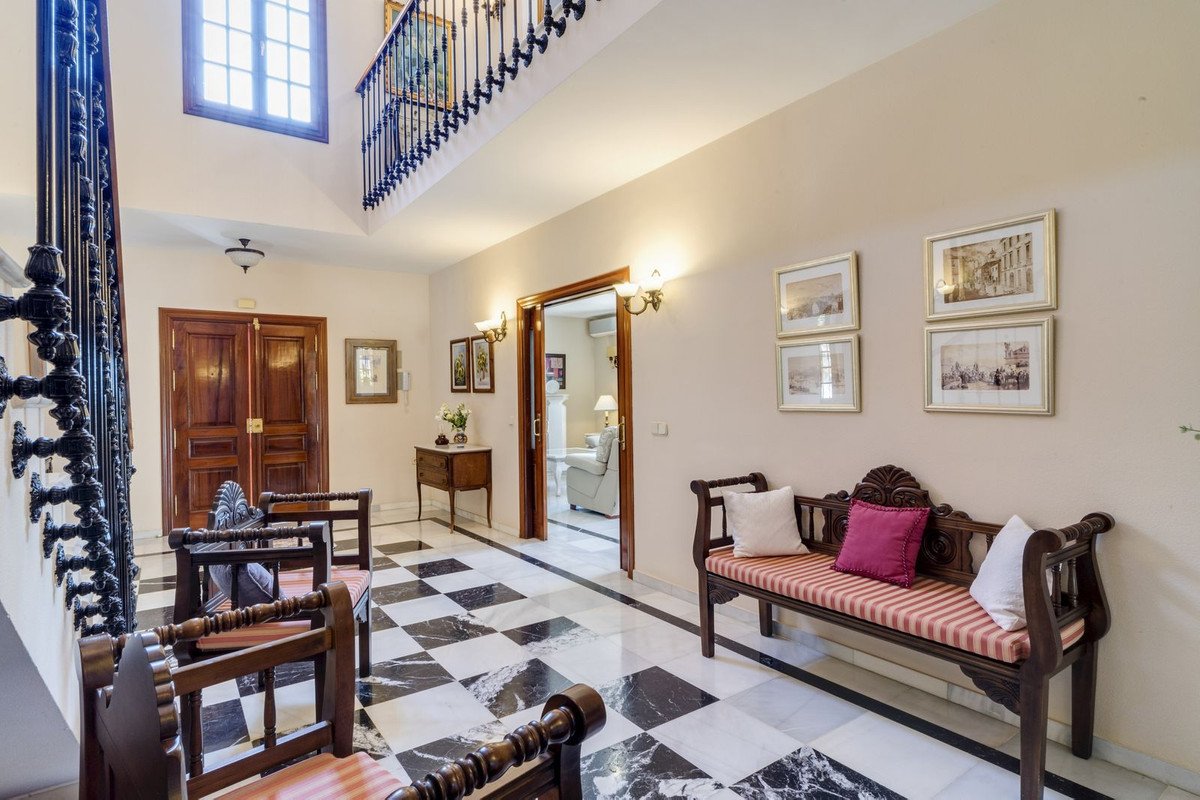 5 Bed Detached Villa in Marbella