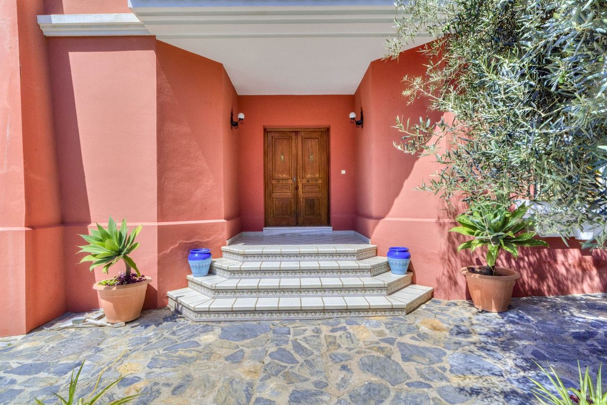 5 Bed Detached Villa in Marbella