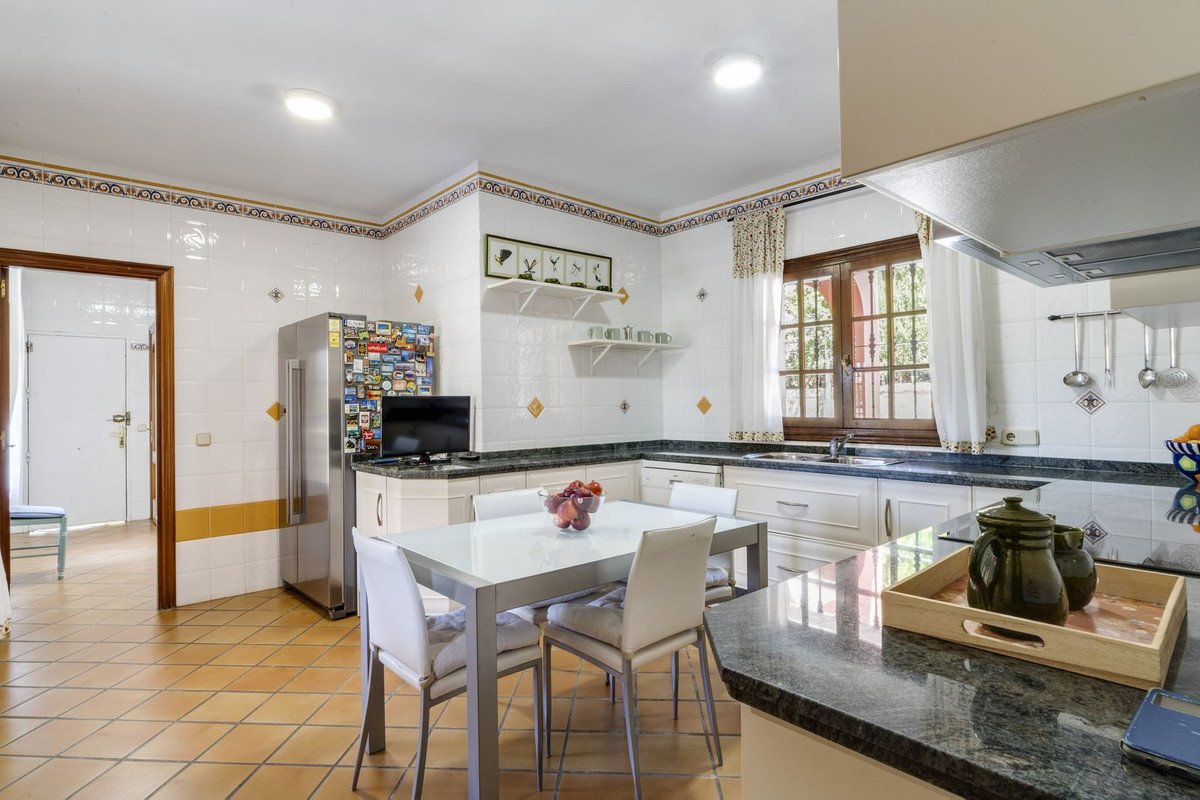 5 Bed Detached Villa in Marbella