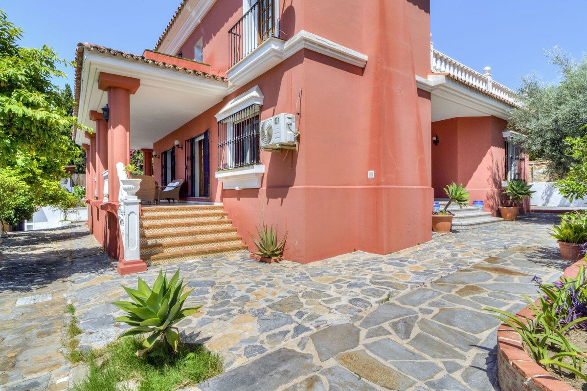 5 Bed Detached Villa in Marbella