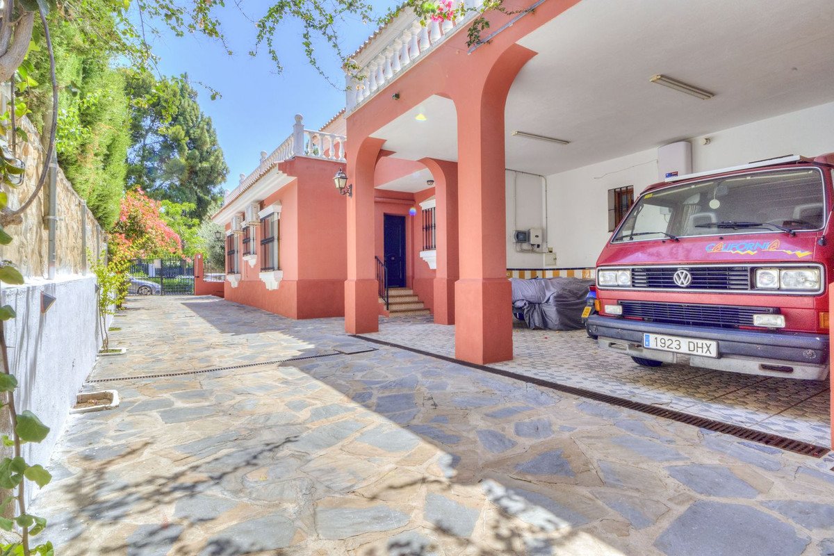 5 Bed Detached Villa in Marbella