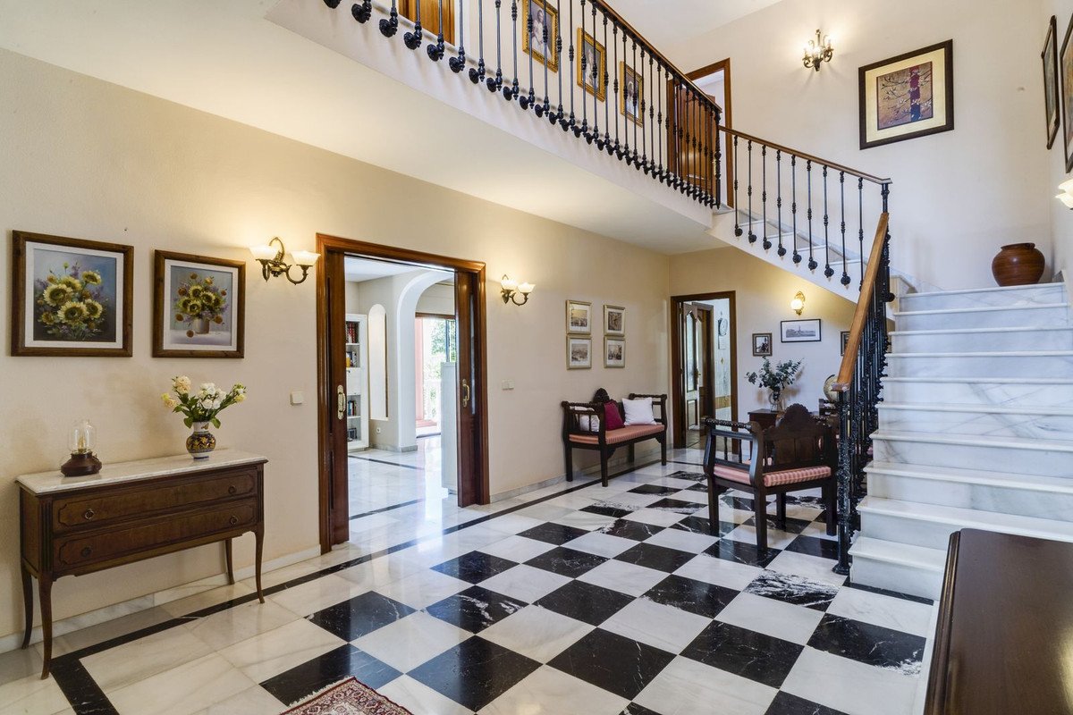 5 Bed Detached Villa in Marbella