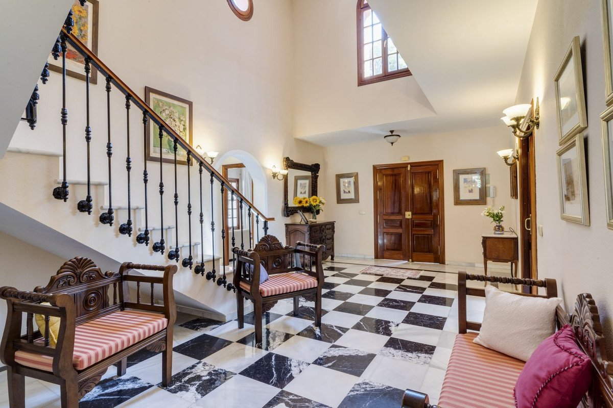 5 Bed Detached Villa in Marbella