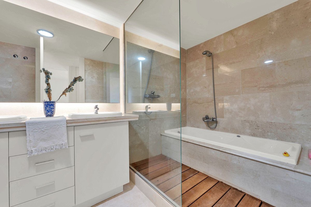 3 Bed Middle Floor Apartment in Manilva