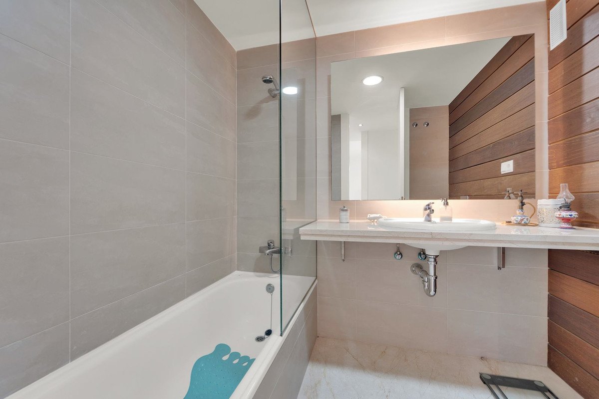 3 Bed Middle Floor Apartment in Manilva