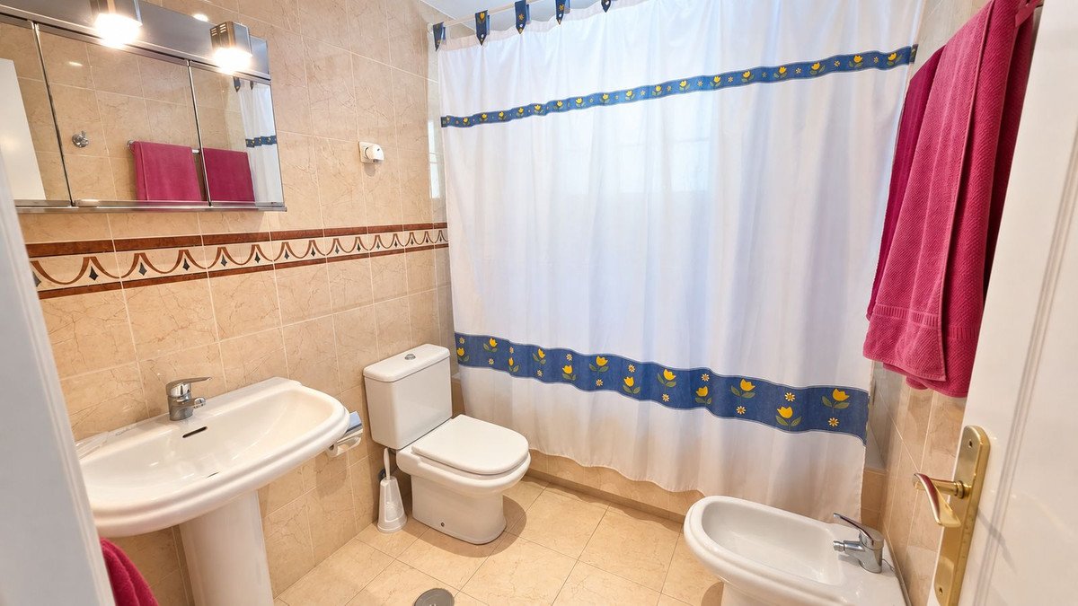 3 Bed Middle Floor Apartment in Estepona