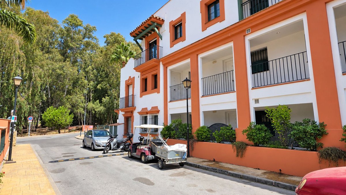 3 Bed Middle Floor Apartment in Estepona